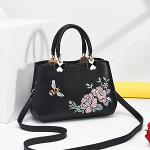 Elegante borsa a mano in ecopelle nera con ricamo floreale e dettagli dorati