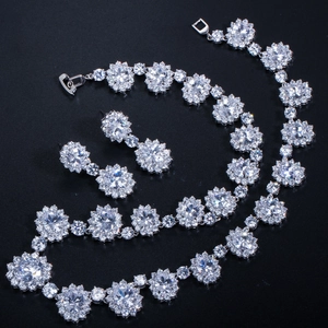 Détail de parure collier et boucles d'oreilles de mariée avec zircons AAA brillants