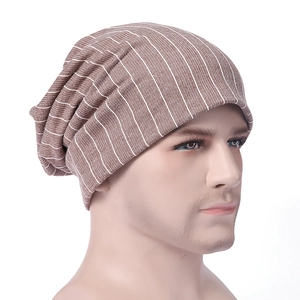 Détail du tissage d'un bonnet rayé marron présenté sur un mannequin de tête masculin