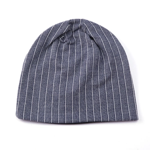 Détail du bonnet en maille bleu marine à rayures verticales et texture en coton doux