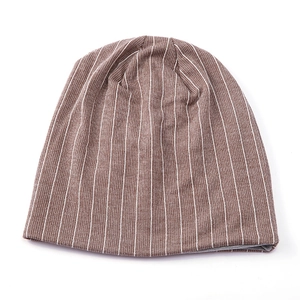 Bonnet en maille marron foncé à rayures verticales avec doublure grise pour homme et femme