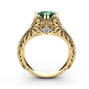 Anello vintage con zircone verde taglio smeraldo e finitura dorata con accenti micropavé