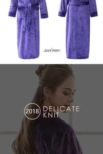 Détails d'un peignoir épais en flanelle violette avec poignets texturés et poches latérales