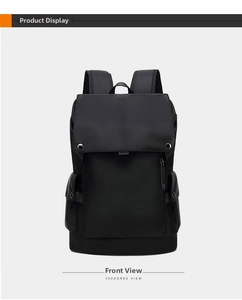 Detailansicht des schwarzen wasserdichten Nylonrucksacks mit Klappe und Metalldruckknopf