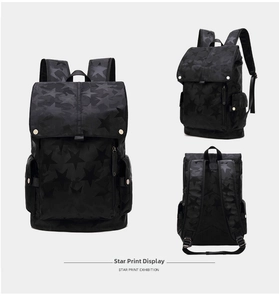 Detailansicht des schwarzen Rucksacks mit dezentem Sternenmuster und hochglänzender Textur