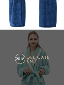 Detail von Strick-Flanell-Bademänteln in Mintgrün und Marineblau mit Stoffstruktur