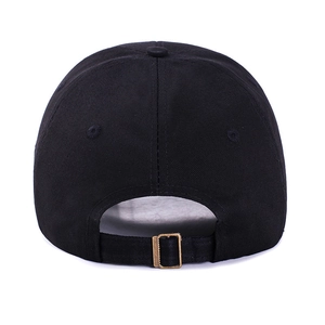 Vue arrière de la casquette de baseball noire avec boucle métallique réglable en bronze