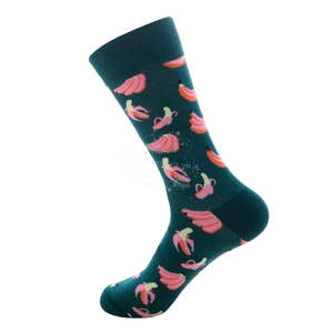 Detailansicht von Socken mit tiefzyanfarbigem Bananenmuster auf tiefblaugrünem Hintergrund