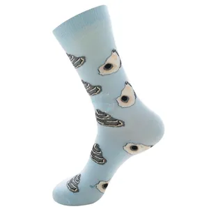Detailansicht hellblauer Socken mit Austernmuster und gerippten Strickbündchen