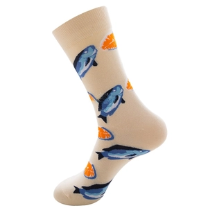 Detailansicht der Wadenstrümpfe mit blauen Fischmustern und Orangen-Zitrusmotiven