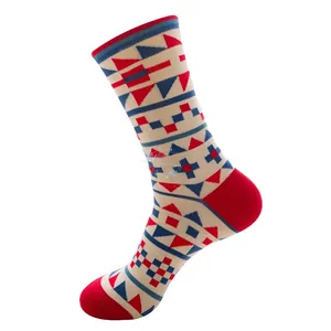 Detailaufnahme der Strickstruktur der Socken mit geometrischem Rautenmuster und roten Fersen