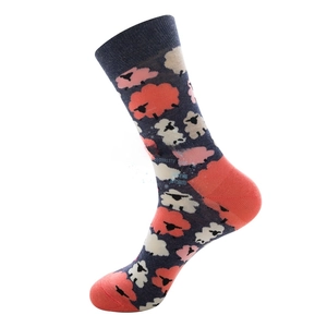 Detail von marineblauen Wadensocken mit Schafmuster und orangefarbenem Rippbündchen