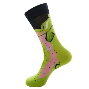 Detailansicht der Crew-Socken mit grünem Fischmuster und rosa Punkten auf Baumwolle