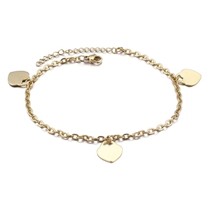 Chaîne de cheville dorée minimaliste pour femme avec trois pendentifs en cœur et extension
