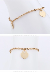 Détail d'un pendentif cœur doré poli sur une chaîne de cheville classique chic