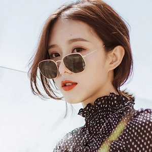 Retro small square sunglasses with metallic frames and dark lenses for women outdoor fashion