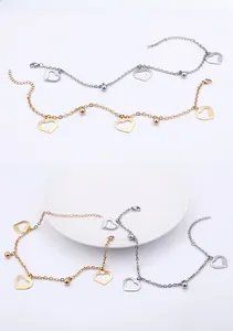 Vue détaillée des bracelets de cheville minimalistes en or et argent avec pendentifs cœur