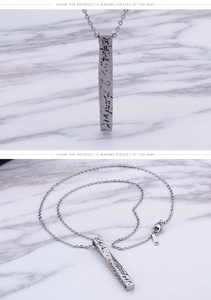 Détail du pendentif barre en acier inoxydable argenté avec textures abstraites