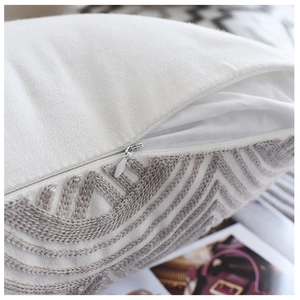 Housse de coussin nordique blanche avec broderie géométrique et fermeture éclair