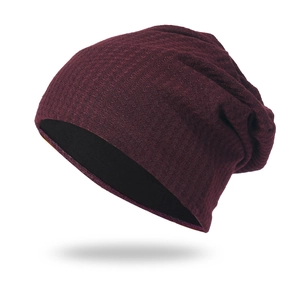 Berretto in maglia bordeaux con trama a nido d'ape e fodera calda per l'inverno