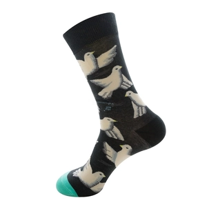 Detail von Strick-Wadensocken mit Taubenmuster und mintgrüner Kontrastzehe