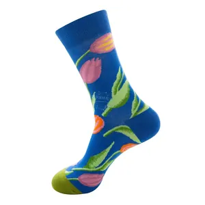 Detail von blauen Socken mit buntem Tulpenmuster und grüner Kontrastspitze