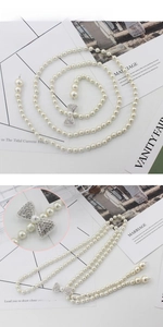 Détails d'une chaîne de taille en perles avec une boucle nœud en strass brillant