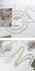 Détail macro du pendentif étoile avec strass et perles blanches sur chaîne de taille