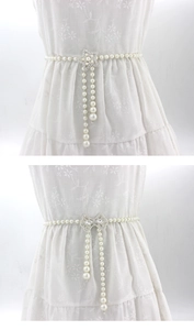 Détail de chaînes de taille en perles élégantes avec pendentifs étoile et nœud