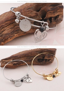 Detail of adjustable Mother's Day bracelet with heart pendant and engraved metal charms