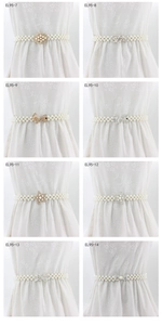 Détail de ceintures élastiques en perles avec boucles en strass en forme de papillon et fleur