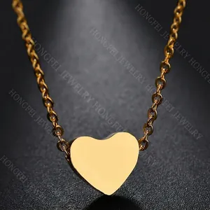 Collar minimalista con colgante de corazón dorado en acero inoxidable pulido y cadena fina
