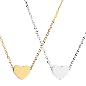 Collares minimalistas con colgante de corazón en acabado acero dorado y plata sobre blanco