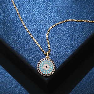 Evil eye ketting met turquoise stenen op een donkerblauwe lederen basis