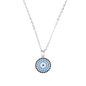 Macro-detail van de zilveren Nazar Evil Eye hanger met blauw-wit-zwarte micro-zirkoniasteentjes