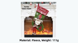 Détail d'une chaussette de Noël avec Père Noël et texte Merry Christmas près du feu