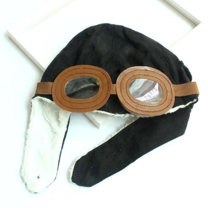 Bonnet aviateur enfant noir avec doublure polaire chaude et lunettes décoratives