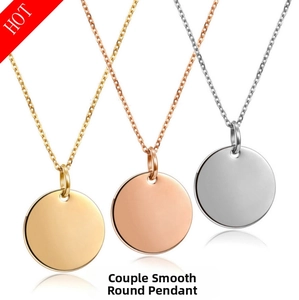 Polierte runde Scheibenanhänger in Gold, Silber und Roségold mit feiner Kette
