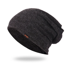 Bonnet en maille thermique gris foncé avec étiquette sport pour le ski et le sport