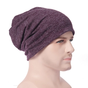Vue latérale du bonnet en tricot violet foncé chiné sur mannequin au style slouchy