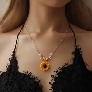 Collier doré élégant avec pendentif tournesol et petites perles porté par un mannequin