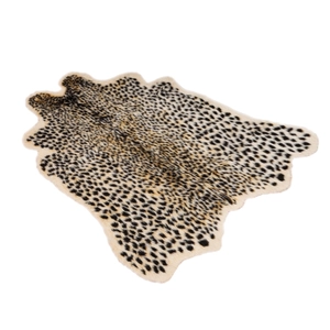 Gedetailleerd bovenaanzicht van het faux fur luipaardtapijt met dierenhuidvorm