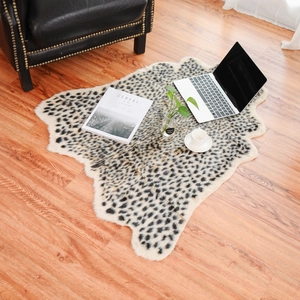 Onregelmatig imitatiebont tapijt met luipaardprint op houten vloer in moderne woonkamer