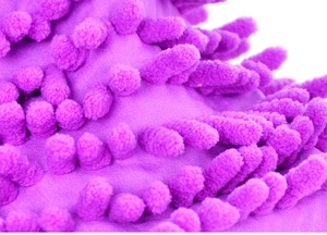 Gros plan sur la texture du gant de lavage en chenille violette avec microfibres douces