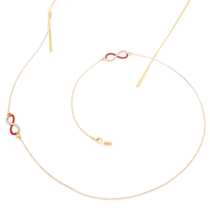 Détail de la chaîne de lunettes dorée avec symboles infini émail rouge et strass brillants