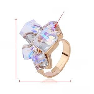 Dettaglio dell'anello geometrico in oro rosa con cristallo viola e misure