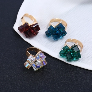 Dettaglio degli anelli geometrici in cristallo nei colori rosso, blu, verde e cangiante