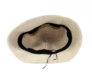 Dettaglio dell'interno del cappello in maglia beige con fascia antisudore regolabile nera
