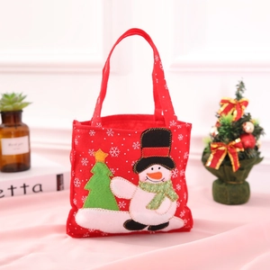 Sacchetto regalo di Natale in feltro rosso con ricamo di pupazzo di neve per dolciumi