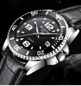 Nahaufnahme einer wasserdichten Herren-Quarzuhr mit schwarzem Zifferblatt und Lederarmband